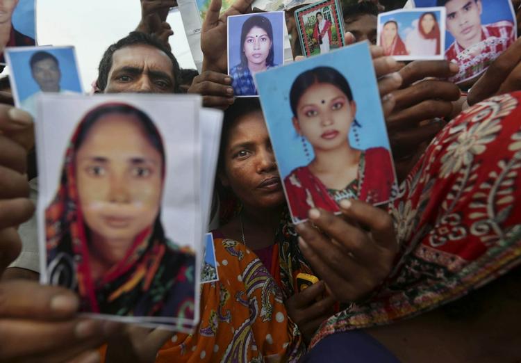 Sammenstyrning. Mange tekstilarbejdere døde, da en tøjfabrik i Bangladesh onsdag styrtede sammen. danske tøjfabrikanter skal tage deres ansvar alvorligt, mener minister. 