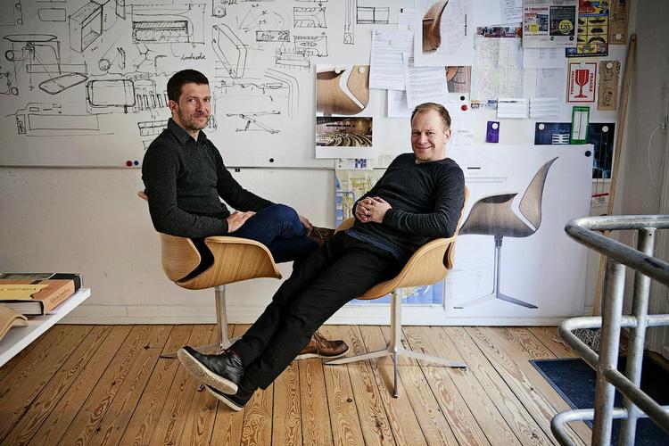 Historisk. Kasper Salto og Thomas Sigsgaard i deres danske atelier i et par af de sekretariatsstole, de jar designet til FN 
