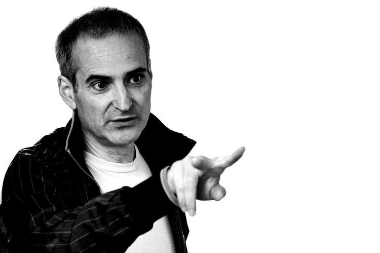 Fordømt og hyldet. I 70'erne blev det betragtet som individualistisk og småborgerligt at lave kunst. men Olivier Assayas fortsatte.