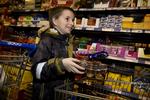 GUf. I weekenden tillader forældre sig selv og børnene at synde med sukker, fedt og salt i store doser. Ofte i så store mængder, at det samlede indtag af usund mad og drikke overskrider de grænser, myndighederne sætter. (arkivfoto) 
