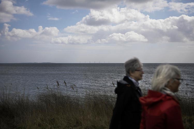Naboblæst. Inger Svejstrup og  Hanne Skou frygter for deres udsigt på grund af planer om voldsomt vokseværk for møllerne i Aarhus Bugt. 