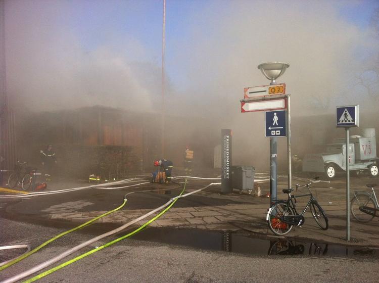 Brand. Tæt røg indhyller fortsat Frihedsmuseet i København. 