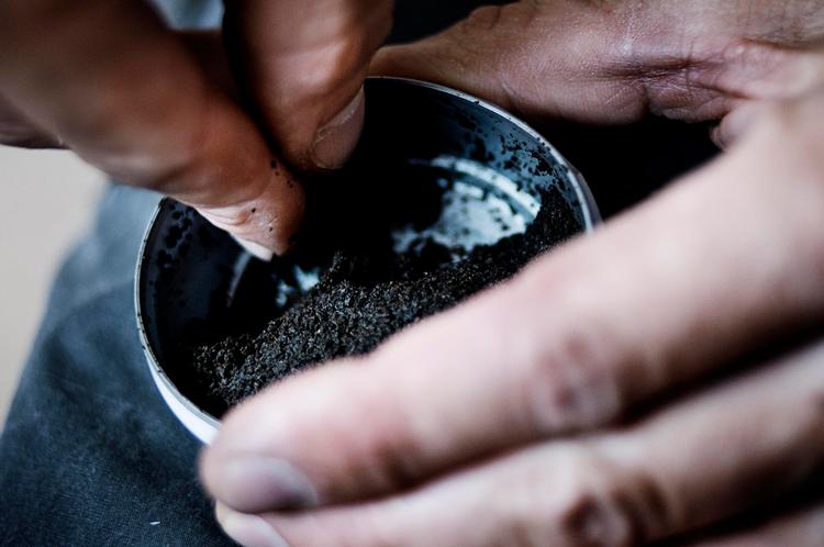 Forbudt. Tyggetobakken snus er forbudt i hele EU, bortset fra Sverige, hvor det bruges regelmæssigt. Sagen handler bl.a. om den svenske snusfabrikant, der gerne ville have forbuddet ophævet. 