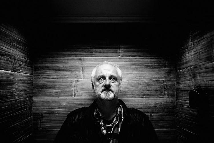 akkord. »Første gang jeg tog en akkord, fik jeg en fornemmelse af, at det måske kunne føre til, at jeg ikke endte i en kedeldragt eller en uniform, som jeg så alle fædrene i kvarteret gå rundt i.« 