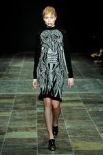 Selvstænding. Danske Anne Sofie Madsen er et typisk eksempel på en talentfuld ener. Her viser en model en kjole fra Madsens seneste kollektion. 