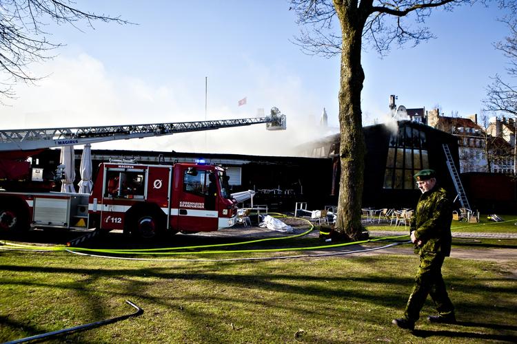 »Vi har reddet kulturarven i Danmark, eller vi har i hvert fald været med til det«, siger en glad indsatsleder, efter at det er lykkedes at redde samlingen på Frihedsmuseet fra flammerne. 
