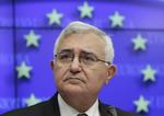 ekskommissæren. Maltas tidligere udenrigsminister John Dalli, var EU-kommissær for sundhed og forbrugerbeskyttelse, indtil han i oktober 2012 gik af efter anklager om korrupte aftaler med tobakindustrien. 