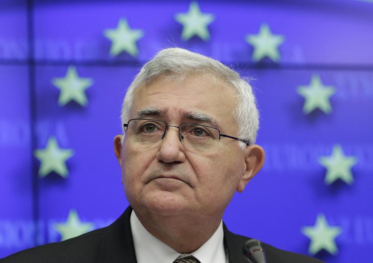 ekskommissæren. Maltas tidligere udenrigsminister John Dalli, var EU-kommissær for sundhed og forbrugerbeskyttelse, indtil han i oktober 2012 gik af efter anklager om korrupte aftaler med tobakindustrien. 