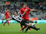 NEDKÆMPET. Med seks scoringer blev Mathieu Debuchy og de øvrige Newcastle-spillere grundigt jordet af Jordan Henderson og Liverpool. 