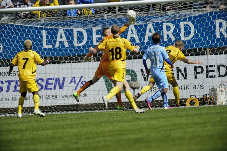 1-0. Sejrsmålet blev headet over mållinjen af Morten Rasmussen. 