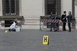 Attentat. Italiensk manden havde til hensigt at »skyde politikere, men da han ikke kunne nå nogen, skød han betjentene«, siger anklager. 
