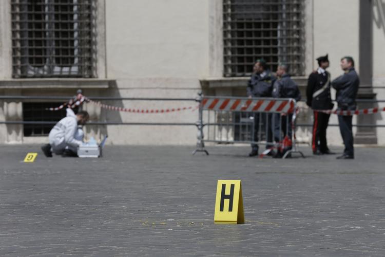 Attentat. Italiensk manden havde til hensigt at »skyde politikere, men da han ikke kunne nå nogen, skød han betjentene«, siger anklager. 