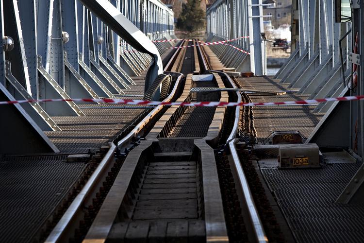 Genåbnet. Arbejdet med at bygge og montere den nye broklap på jernbanebroen over Limfjorden har taget væsentlige længere tid end planlagt. Men i morgen genåbner den. 