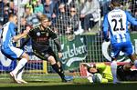 gyser. Med en sejr i Odense holder Simon Makienok og Brøndby sig fortsat over nedrykningsstregen. 