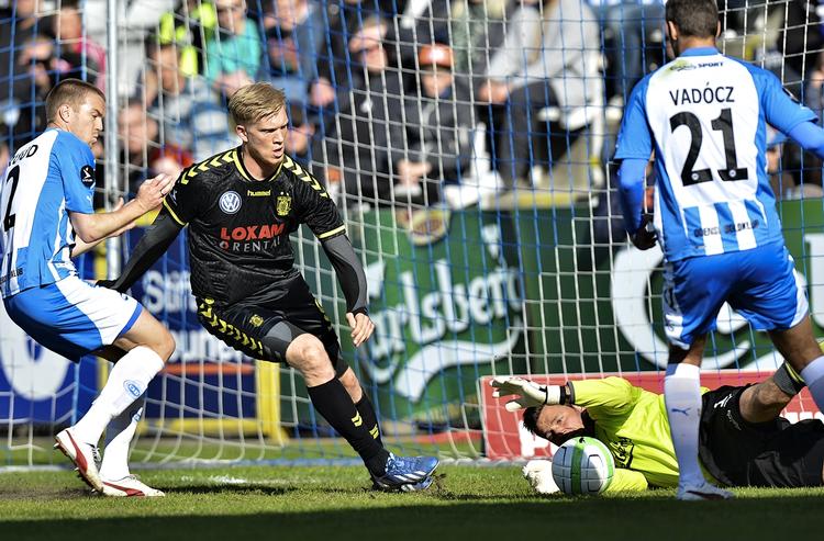 gyser. Med en sejr i Odense holder Simon Makienok og Brøndby sig fortsat over nedrykningsstregen. 