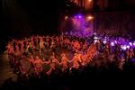Trængsel. Det var lidt vanskeligt at få hold på dansen. Med 200 børn og 12 professionelle dansere i karatedragter var der trængsel på den forholdsvis lille scene. 