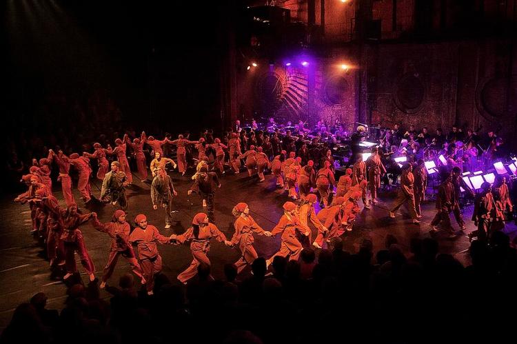 Trængsel. Det var lidt vanskeligt at få hold på dansen. Med 200 børn og 12 professionelle dansere i karatedragter var der trængsel på den forholdsvis lille scene. 