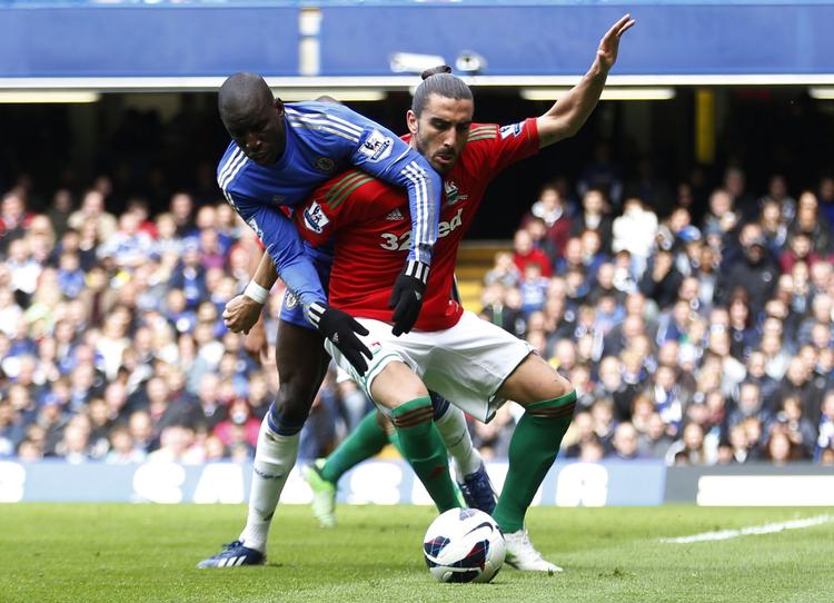 overmandet. I kampen mellem nummer 4 og 9 i Premier League viste Demba Ba sig stærkere end Chico Flores. 