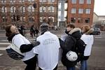 Gensyn. Velkomsten bliver varm, når  lærerne efter en måneds lockout atter møder på arbejde mandag morgen. 