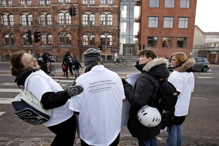 Gensyn. Velkomsten bliver varm, når  lærerne efter en måneds lockout atter møder på arbejde mandag morgen. 