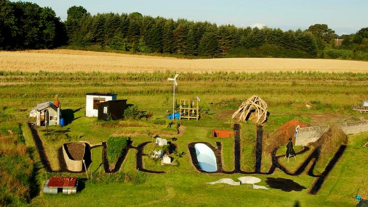 Nybyggere. 'love alley' af Marianne Jørgensen begyndte som en lidt tosset idé i 2007 og endte som en flad fodboldbane i 2011. Indimellem var det et landskabsprojekt, der forenede mange menneskers indsats, idealer og kollektive drømme. Foto: Den Frie Udstilling 
