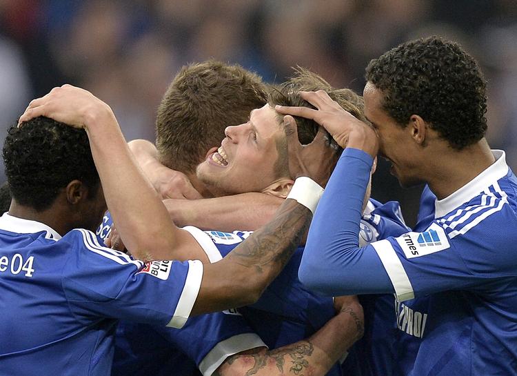 hattrick. Med målene til 2-1, 3-1 og 4-1 blev Klaas Jan Huntelaar matchvinder for Schalke 04. 