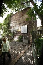 Fortælling. Jødernes historie i Warszawa er farvet af Anden Verdenskrig. Her ses en af de få rester af muren, der omgav den jødiske ghetto i den polske hovedstad. 