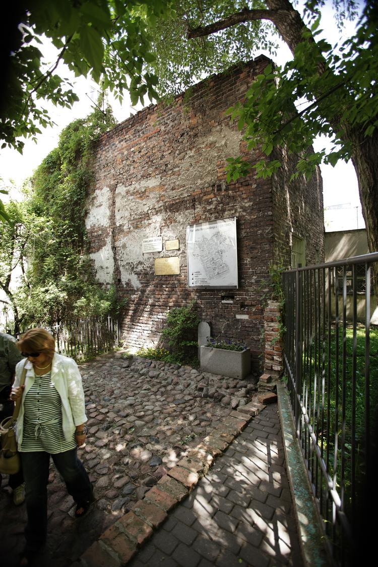 Fortælling. Jødernes historie i Warszawa er farvet af Anden Verdenskrig. Her ses en af de få rester af muren, der omgav den jødiske ghetto i den polske hovedstad. 