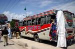 Bombe. En selvmordsbomber i Pakistan har ramt en bus. Otte dræbte. 