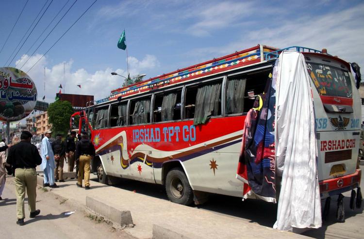 Bombe. En selvmordsbomber i Pakistan har ramt en bus. Otte dræbte. 