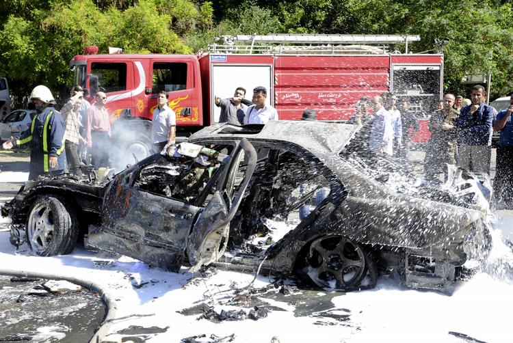 Angreb. Syriens premierminister, Wael al-Halqi, har været udsat for et bomberangreb, men slap uskadt fra det. 
