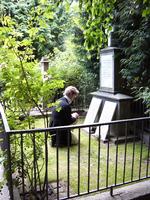 LIV. 25 korte film om historiske personligheder og begivenheder skal gøre Assistens Kirkegård - og gravsteder som Søren Kierkegaards - digitalt levende. 