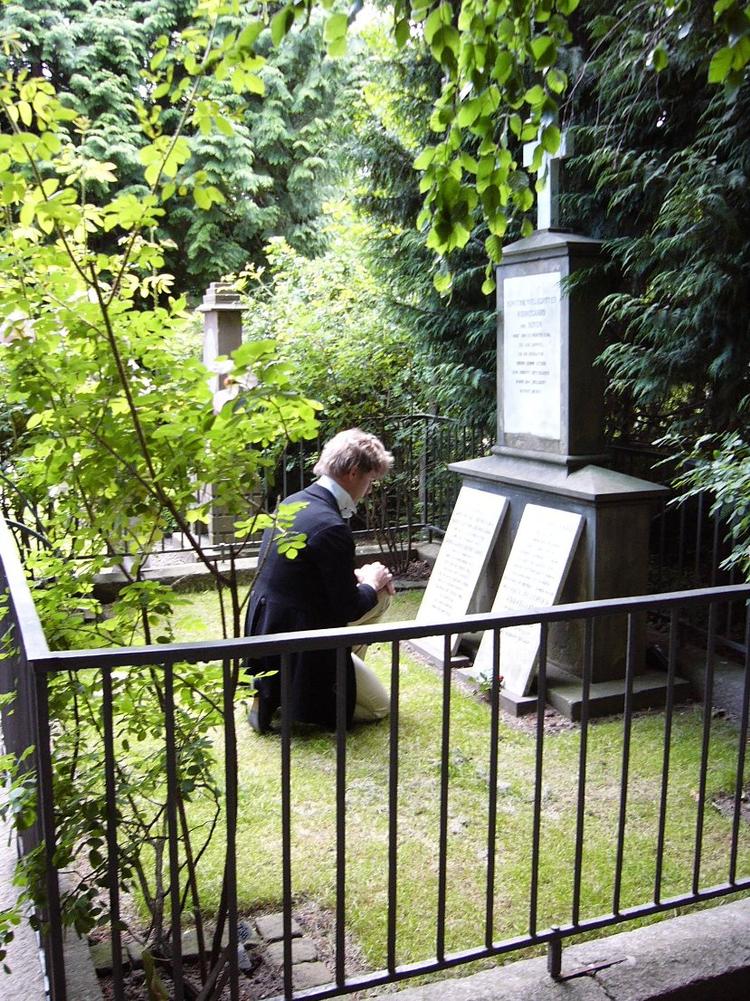 LIV. 25 korte film om historiske personligheder og begivenheder skal gøre Assistens Kirkegård - og gravsteder som Søren Kierkegaards - digitalt levende. 