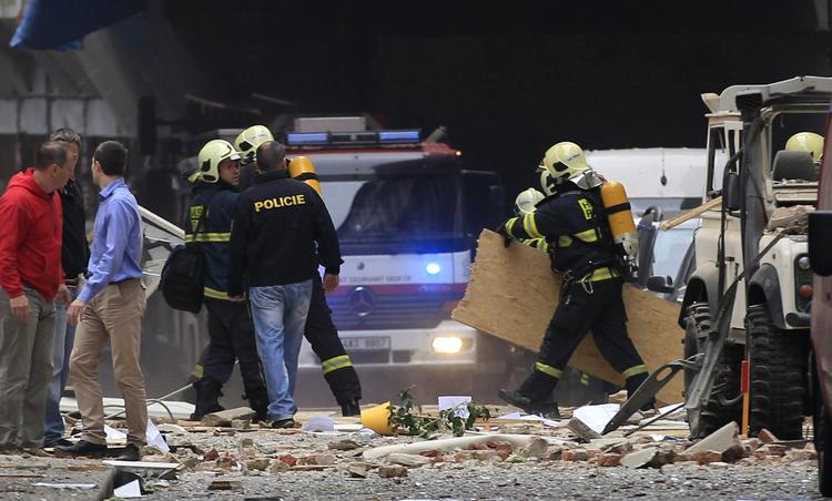 Eksplosion. Politi og redningsmandskab leder efter ofre og rydder op efter voldsom eksplosion i Prag. 