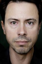 Vinklet. Den dobbeltsørgelige historie om at miste fortælles på godt og ondt fra mandens synsvinkel af Morten Brask 