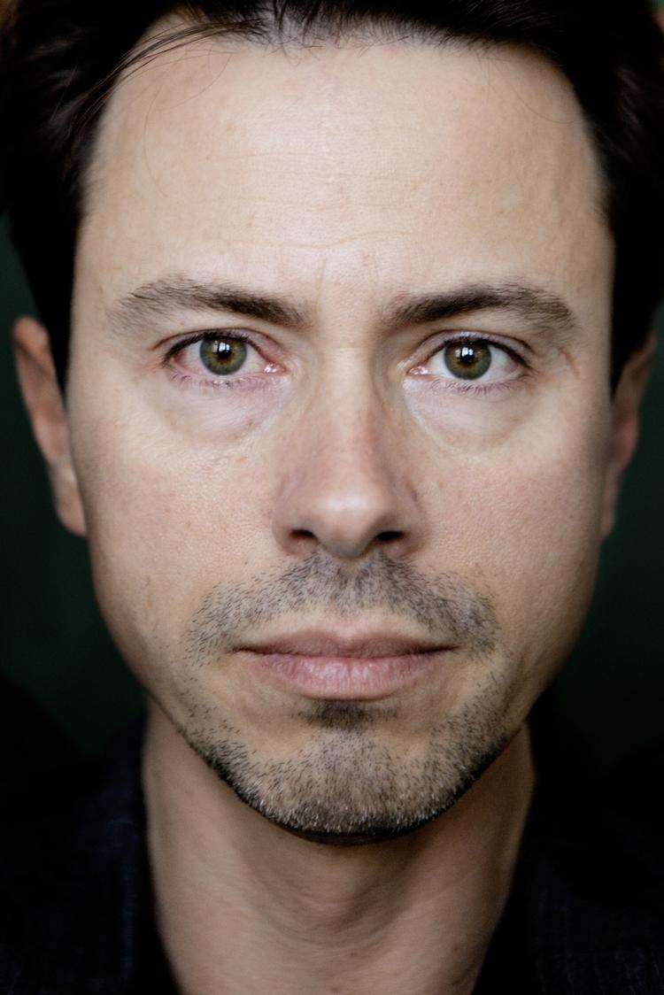 Vinklet. Den dobbeltsørgelige historie om at miste fortælles på godt og ondt fra mandens synsvinkel af Morten Brask 