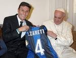 pavestolt. Argentineren Javier Zanetti var i sidste uge på besøg hos pave Francis, der fik en af de trøjer, som Interspilleren nu ikke selv får brug for foreløbig. 