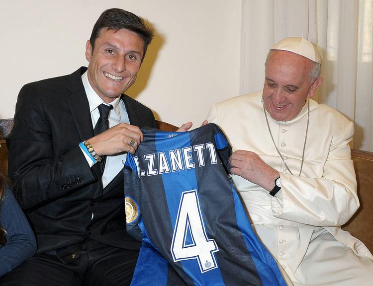 pavestolt. Argentineren Javier Zanetti var i sidste uge på besøg hos pave Francis, der fik en af de trøjer, som Interspilleren nu ikke selv får brug for foreløbig. 