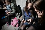 PAUSE.  Sille Amalie Andersen og Frederikke Arentz (th.) fra Rysensteen  Gymnasium  tjekker mobilen, når de har  frikvarter. Og  når de ikke har frikvarter.  Henvendelser  fra familien har førsteprioritet. 