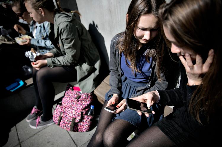 PAUSE.  Sille Amalie Andersen og Frederikke Arentz (th.) fra Rysensteen  Gymnasium  tjekker mobilen, når de har  frikvarter. Og  når de ikke har frikvarter.  Henvendelser  fra familien har førsteprioritet. 