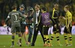 sympati. Tyskerne holder mest med Dortmund-spillerne med træner Jürgen Klopp (midt) i spidsen, når den rent tyske Champions League-finale afvikles lørdag aften. 