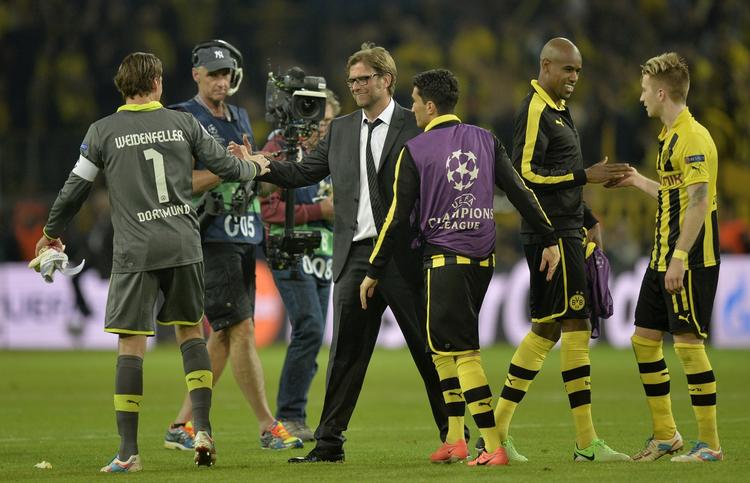 sympati. Tyskerne holder mest med Dortmund-spillerne med træner Jürgen Klopp (midt) i spidsen, når den rent tyske Champions League-finale afvikles lørdag aften. 