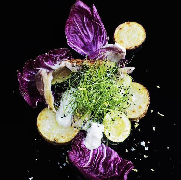 Forårsgrønt. Farver og smag går op i højere enhed i den fyldige forrårssalat – finthakket purløg kan bruges, hvis man ikke kan finde mikroudgaven. 