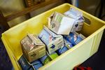 RETUR. Mælkeduksene i landets folkeskoleklasser skal til at slæbe igen fra onsdag. Pengene fra den mælk, der ikke blev leveret under lockouten, får forældrene tilbage. 