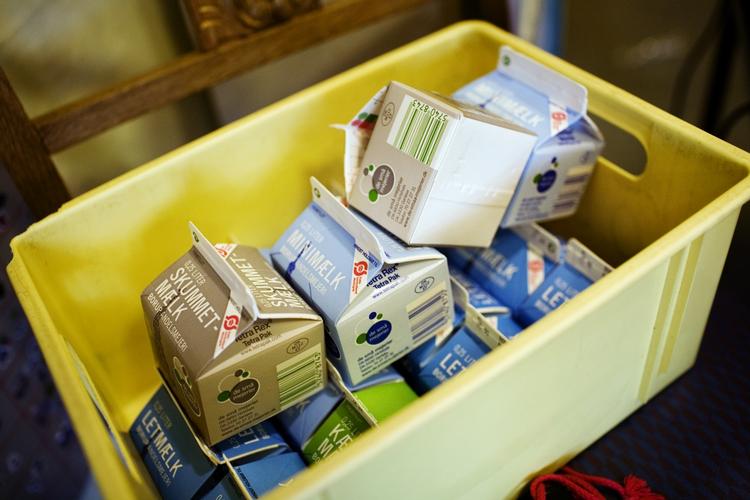RETUR. Mælkeduksene i landets folkeskoleklasser skal til at slæbe igen fra onsdag. Pengene fra den mælk, der ikke blev leveret under lockouten, får forældrene tilbage. 