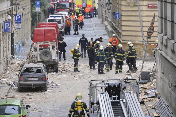 Eksplosion. Huset, hvor eksplosionen fandt sted, ligger i Divadelni-gaden lige ved Nationalteatret og er så alvorigt medtaget, at det er usikkert, om det kan reddes. 