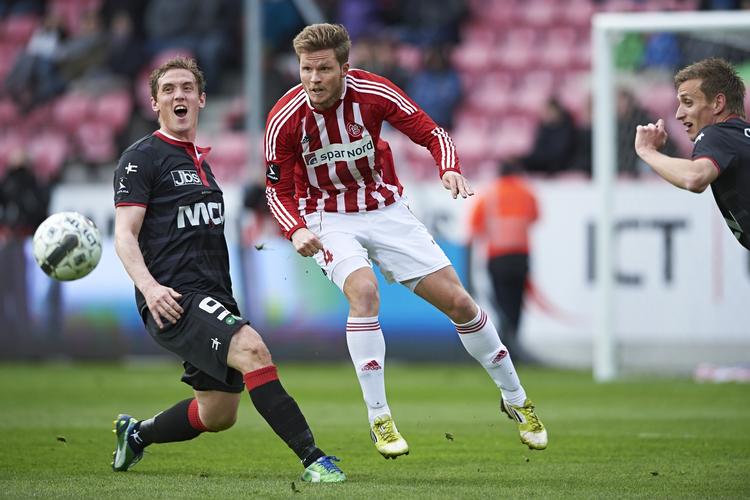 Duel. Morten Rasmussen (FCM) og Lasse Nielsen (Aab) 