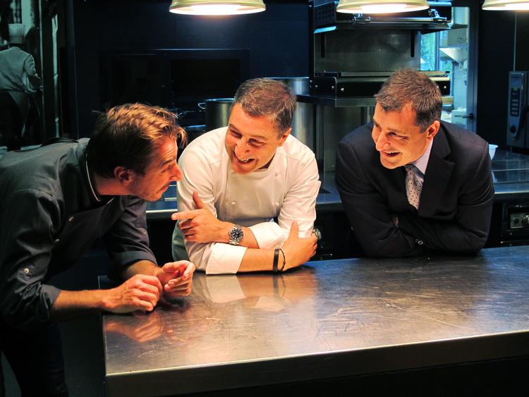 Brormand. De tre brødre (f.v.), dessertkokken Jordi Roca,  køkkenchefen Joan Roca og Josep Roca, som er sommelier, insisterer på at være drevet af legesyge. Et af resultaterne er  et bonsaioliventræ pyntet med karamelliserede oliven med  ansjoser indeni. Foto: Erik Jensen 