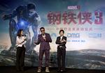 strategi. Kineserne kan ændre på premieredatoerne for udenlandske film som de vil. 'Iron Man 3' har ikke en chance imod Kinas egen 'So Young', eftersom den amerikanske storfilm får premiere på en onsdag og ikke op til en weekend. 