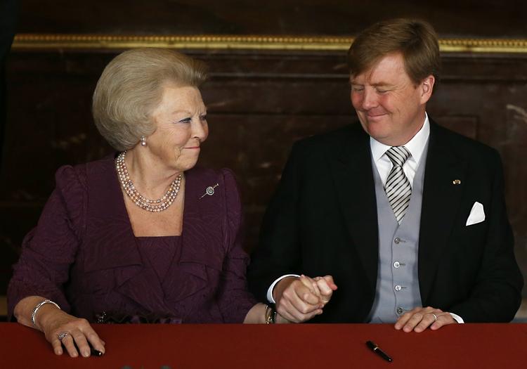 Kongenyt. »Jeg, dronning Beatrix, abdicerer. Min søn Willem-Alexander tager over«, sagde den nu tidligere dronning (tv.) under overdragelsen til sin søn (th.). 